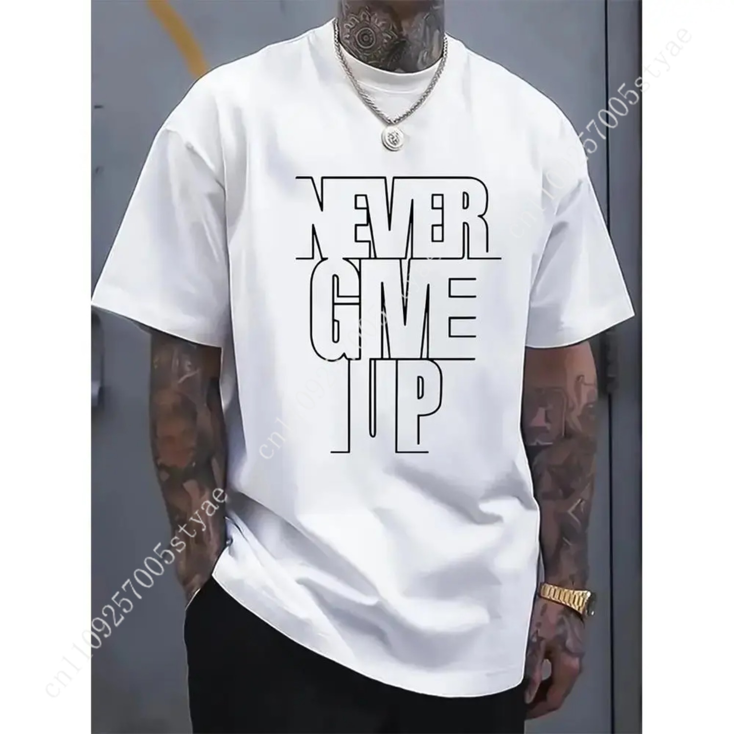 Quilt Cotton Summer - 綿100% メンズカジュアルコットンTシャツ「Never Give Up」プリント入り - クルーネック、わずかな伸縮性、ニット素材